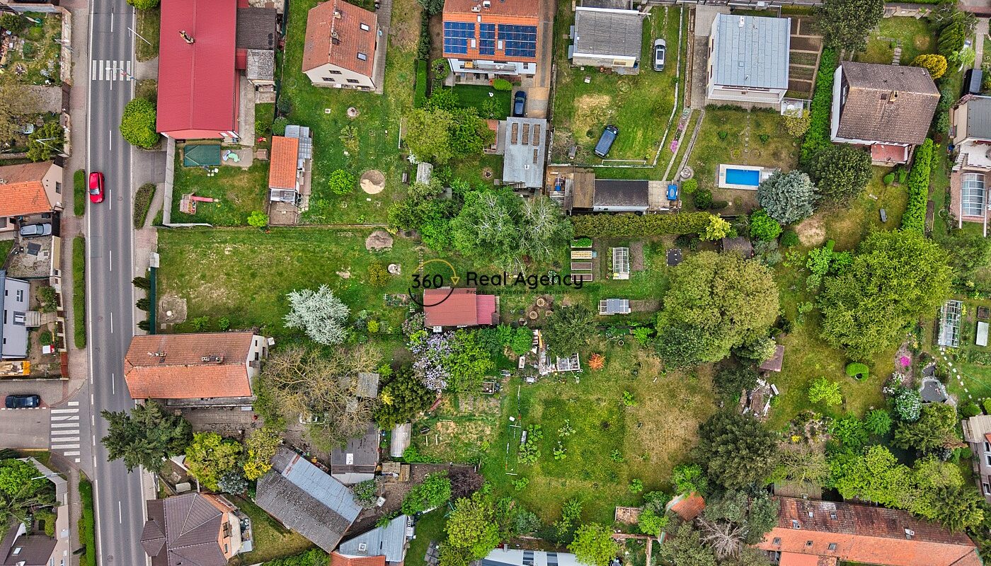 Výjimečný stavební pozemek 1 418 m² | Praha 11 – Šeberov | Prémiová lokalita s platným stavebním povolením.
