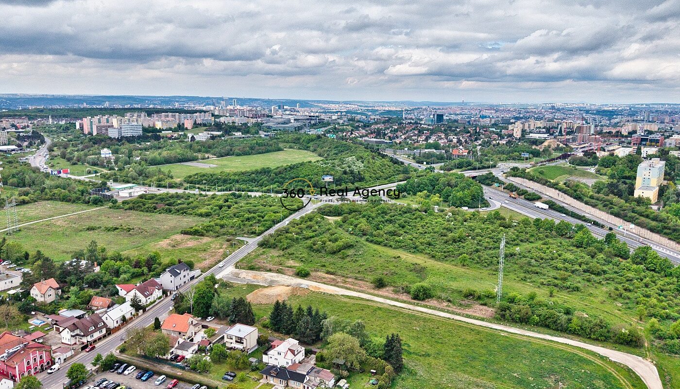 Výjimečný stavební pozemek 1 418 m² | Praha 11 – Šeberov | Prémiová lokalita s platným stavebním povolením.