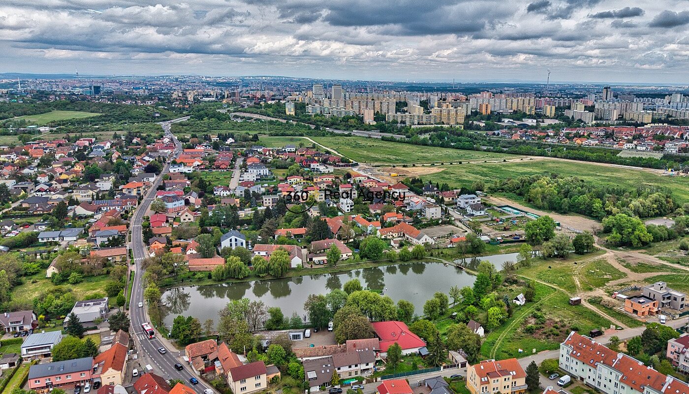 Výjimečný stavební pozemek 1 418 m² | Praha 11 – Šeberov | Prémiová lokalita s platným stavebním povolením.