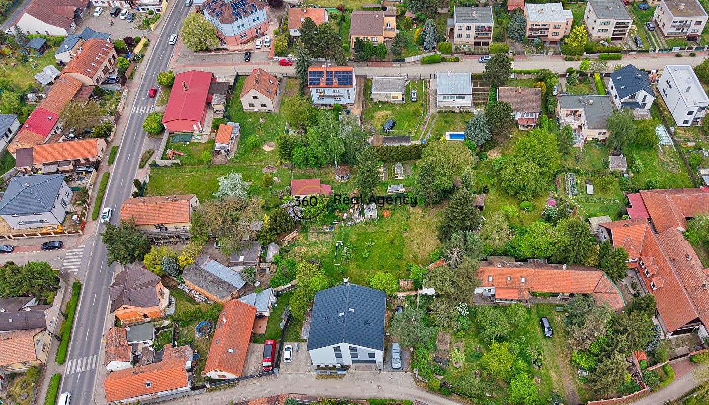 Výjimečný stavební pozemek 1 418 m² | Praha 11 – Šeberov | Prémiová lokalita s platným stavebním povolením.